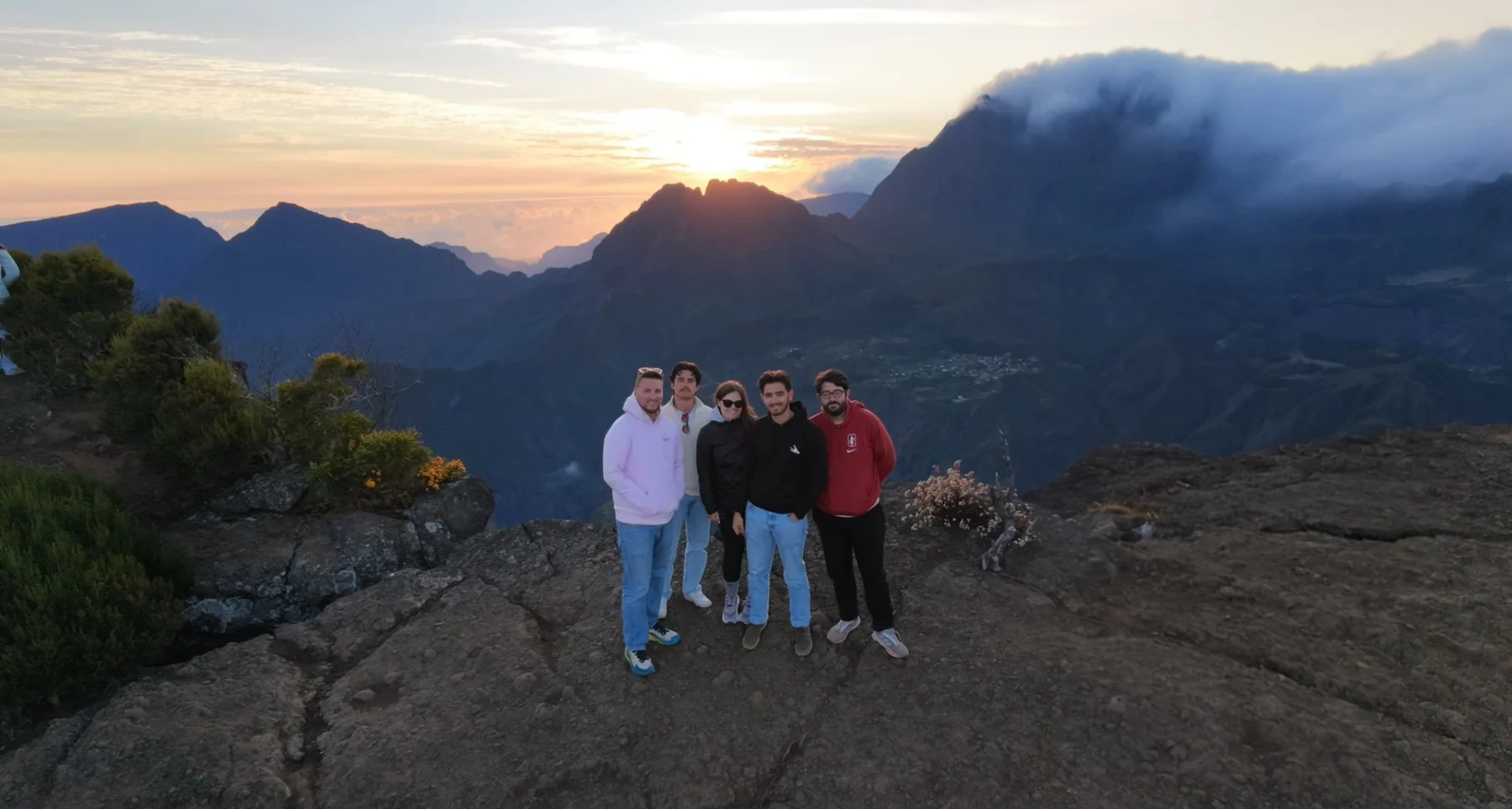 Groupe de cinq voyageurs à La Réunion au lever du jour dans les reliefs